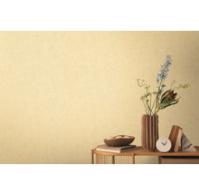 Světlé tapety s jemnou texturou, kombinované s dekorativními prvky na stole