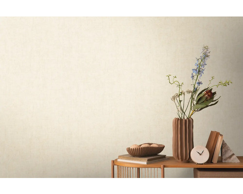 Dekorativní zátiší s květinami, vázami, knihami a hodinami na stole před zdí