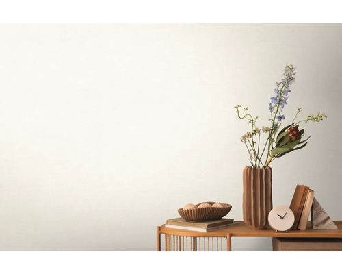 Dekorativní scéna s květinami, mísou, knihami a hodinami na stole