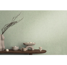 Dekorativní předměty na stole před stěnou