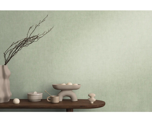 Dekorativní předměty na stole před stěnou