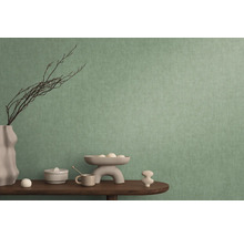 Dekorativní zelená vliesová tapeta v obývacím pokoji s dekorací stolu