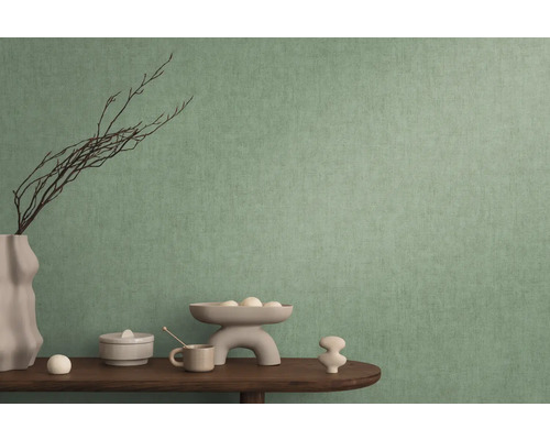 Dekorativní zelená vliesová tapeta v obývacím pokoji s dekorací stolu