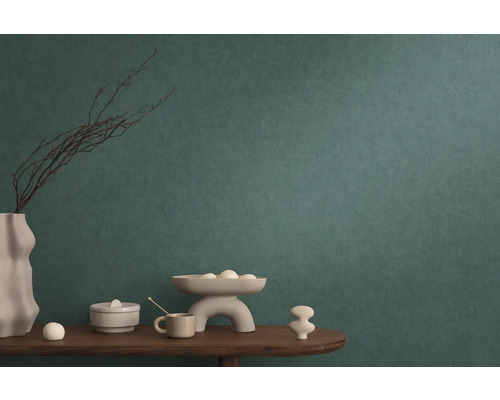 Dekorativní scéna zátiší s vázou, mísou, šálkem a dózou na stole