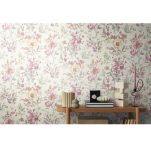 Květinová tapeta s květinovým vzorem v interiéru