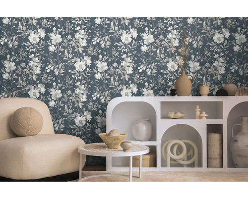 Obývací pokoj s květinovou tapetou, křeslem a bílou policí