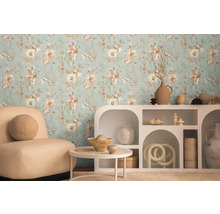 Obývací pokoj s květinovou tapetou, křeslem a dekorativní policí