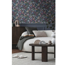 Obývací pokoj s vzorovanou tapetou, pohovkou a dřevěným stolem