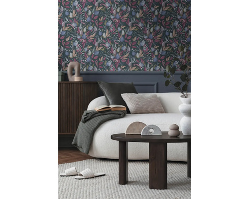 Obývací pokoj s vzorovanou tapetou, pohovkou a dřevěným stolem