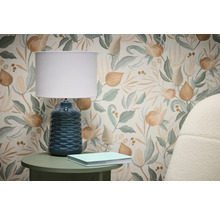 Scéna s tapetou s květinovým vzorem, stolní lampou a knihou na odkládacím stolku