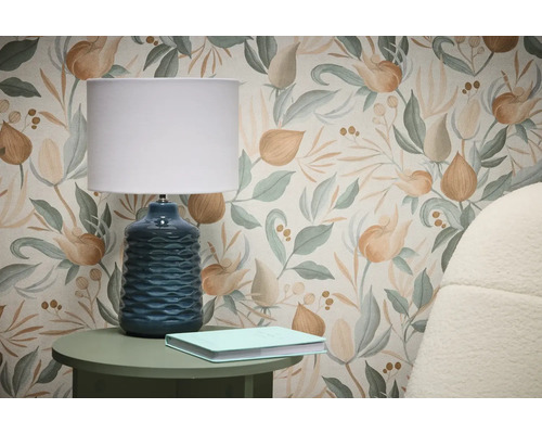 Scéna s tapetou s květinovým vzorem, stolní lampou a knihou na odkládacím stolku