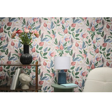 Obývací pokoj s květinovou tapetou, regálem a lampou pro stylovou atmosféru.