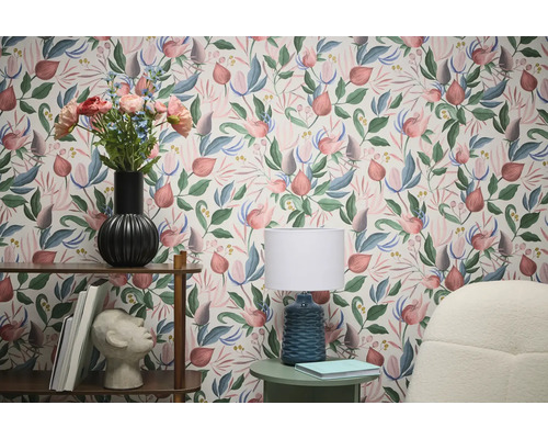 Obývací pokoj s květinovou tapetou, regálem a lampou pro stylovou atmosféru.