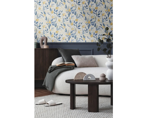 Obývací pokoj s květinovou tapetou, pohovkou, konferenčním stolkem a dekorativními doplňky pro útulnou atmosféru.