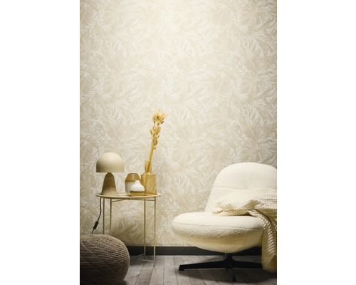 Dekorativní obývací pokoj s květinovou tapetou, křeslem a odkládacím stolkem.