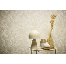 Dekorativní scéna s tapetou s rostlinným vzorem, lampou a vázami na stole