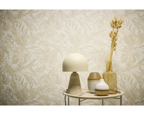 Dekorativní scéna s tapetou s rostlinným vzorem, lampou a vázami na stole