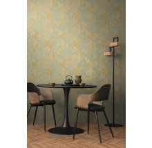 Jídelna s vzorovanou tapetou, stůl, židle a stojací lampa