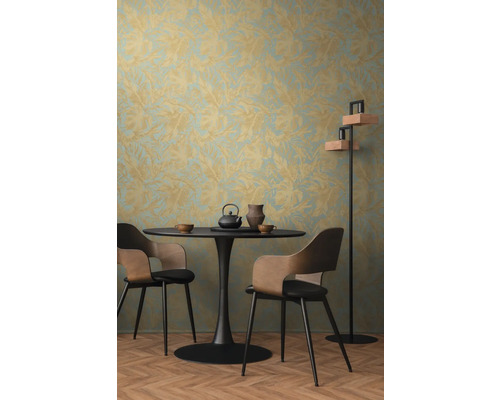 Jídelna s vzorovanou tapetou, stůl, židle a stojací lampa