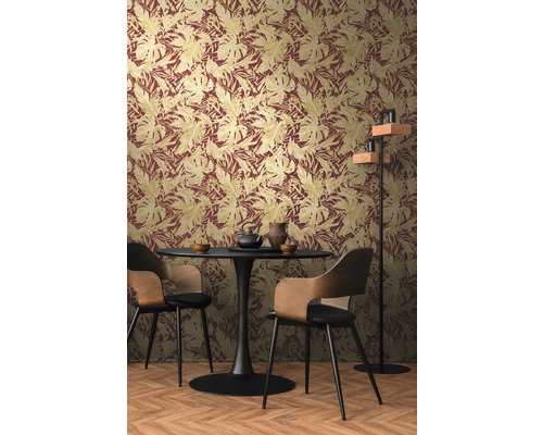 Jídelna s jídelním stolem a tapetou se vzorem listů