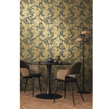 Jídelna s tapetou s tropickými listy, jídelním stolem a židlemi.