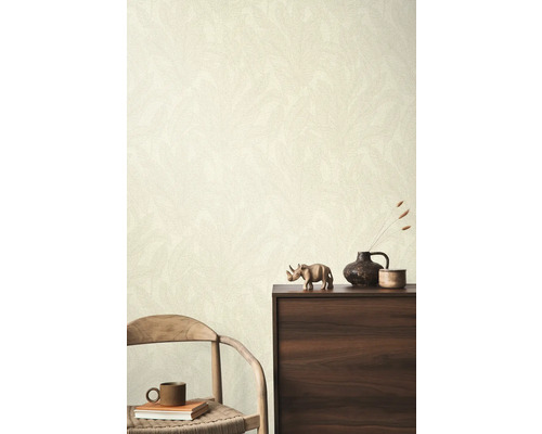 Vzorovaná tapeta v obývacím pokoji s dřevěným nábytkem a dekoracemi