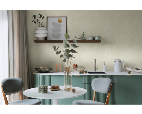 Světlá místnost s jídelním stolem, židlemi a kuchyňským koutem pod tapetou