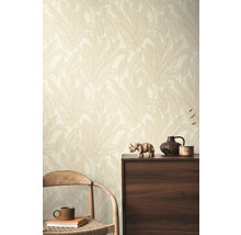 Pokoj s tapetou se vzorem listů, dřevěnou židlí a tmavou dřevěnou skříňkou.