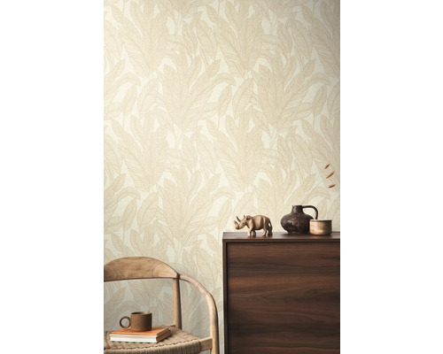 Pokoj s tapetou se vzorem listů, dřevěnou židlí a tmavou dřevěnou skříňkou.