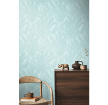 Interiér s květinovou tapetou, komodou a židlí