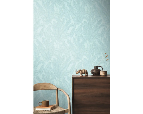 Interiér s květinovou tapetou, komodou a židlí