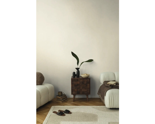 Obývací pokoj s pohovkou, kobercem a příručním stolkem s dekoracemi