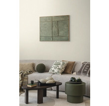 Obývací pokoj s pohovkou, polštáři, konferenčním stolkem a nástěnnou malbou