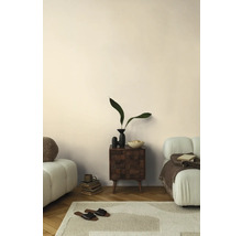 Obývací pokoj s kobercem, pohovkou a dřevěnou komodou