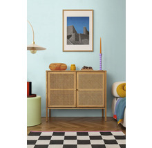 Interiér obývacího pokoje s komodou, dekorací a zarámovaným obrazem