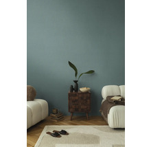 Útulný obývací pokoj s pohovkou, kobercem a nočním stolkem