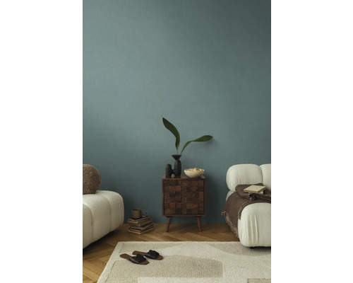 Útulný obývací pokoj s pohovkou, kobercem a nočním stolkem