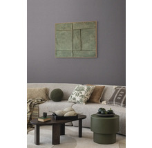 Obývací pokoj s pohovkou, polštáři, stolem a nástěnnou dekorací