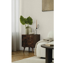 Obývací pokoj s dřevěnou komodou, rostlinou a svícnem