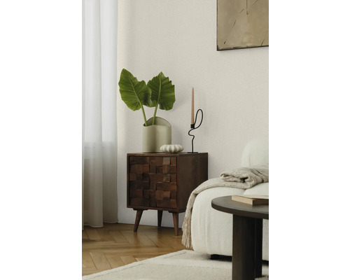 Obývací pokoj s dřevěnou komodou, rostlinou a svícnem