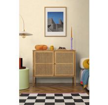 Obývací pokoj s komodou, dekorací a šachovnicovým kobercem