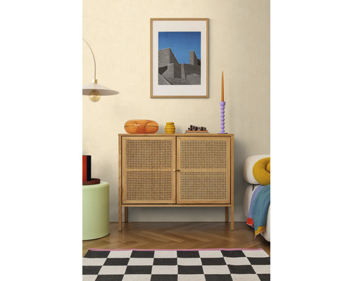 Obývací pokoj s komodou, dekorací a šachovnicovým kobercem