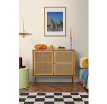 Obývací pokoj s dřevěnou komodou, lampou a dekorací