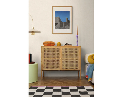 Obývací pokoj s dřevěnou komodou, lampou a dekorací