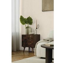 Dekorativní pokoj s dřevěným nočním stolkem, pokojovou rostlinou a svícnem