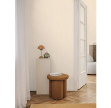 Scéna s lampou na sloupu a malou stoličkou ve světlé místnosti