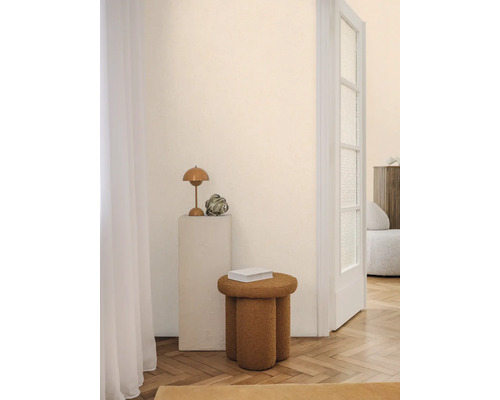 Scéna s lampou na sloupu a malou stoličkou ve světlé místnosti