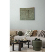 Obývací pokoj s pohovkou, polštáři, konferenčním stolkem a nástěnnou dekorací pro útulnou atmosféru