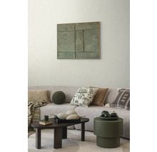 Obývací pokoj s pohovkou, polštáři, konferenčním stolkem a uměleckým dílem