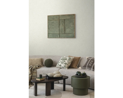 Obývací pokoj s pohovkou, polštáři, konferenčním stolkem a uměleckým dílem